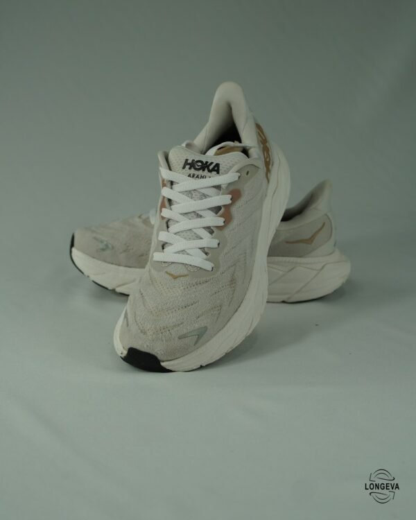 TENIS HOKA 25.5 CM GRIS/BLANCO ARAHI 6