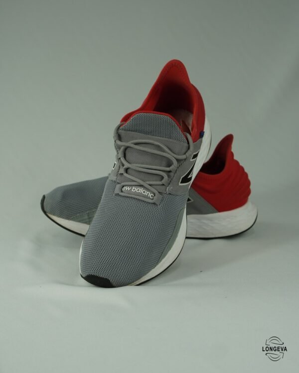 TENIS NEW BALANCE 30 CM GRIS/ROJO FRESH FOAM ROAV